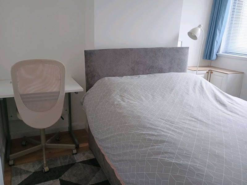 Room Francis Road in Salford