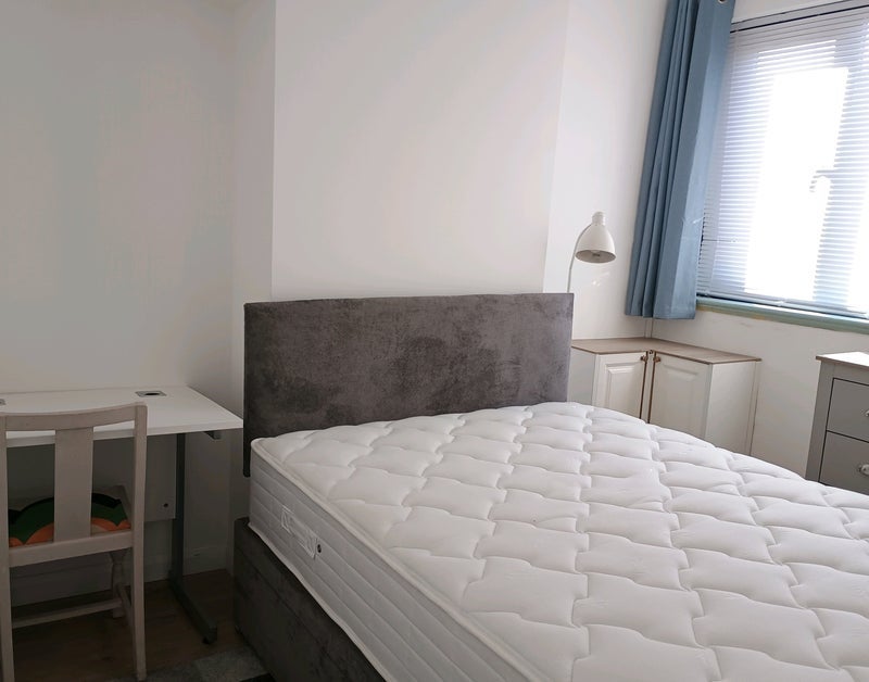 Room Francis Road in Salford