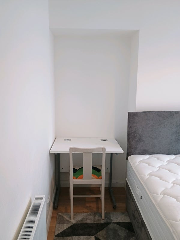 Room Francis Road in Salford