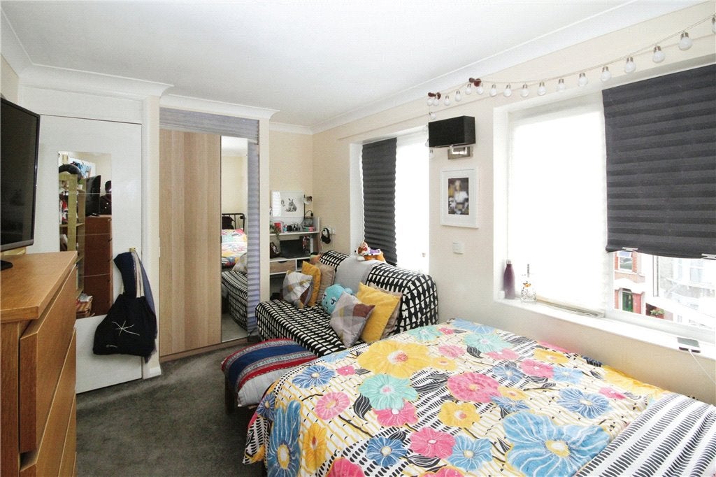 Flat Mayday Road in Greater London
