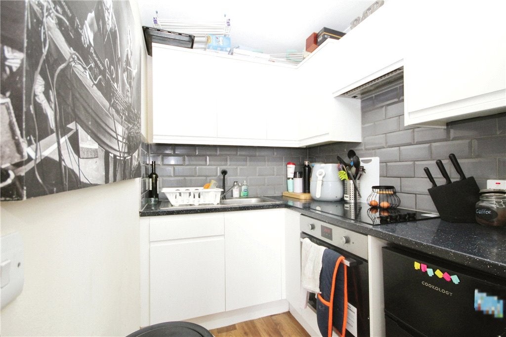 Flat Mayday Road in Greater London