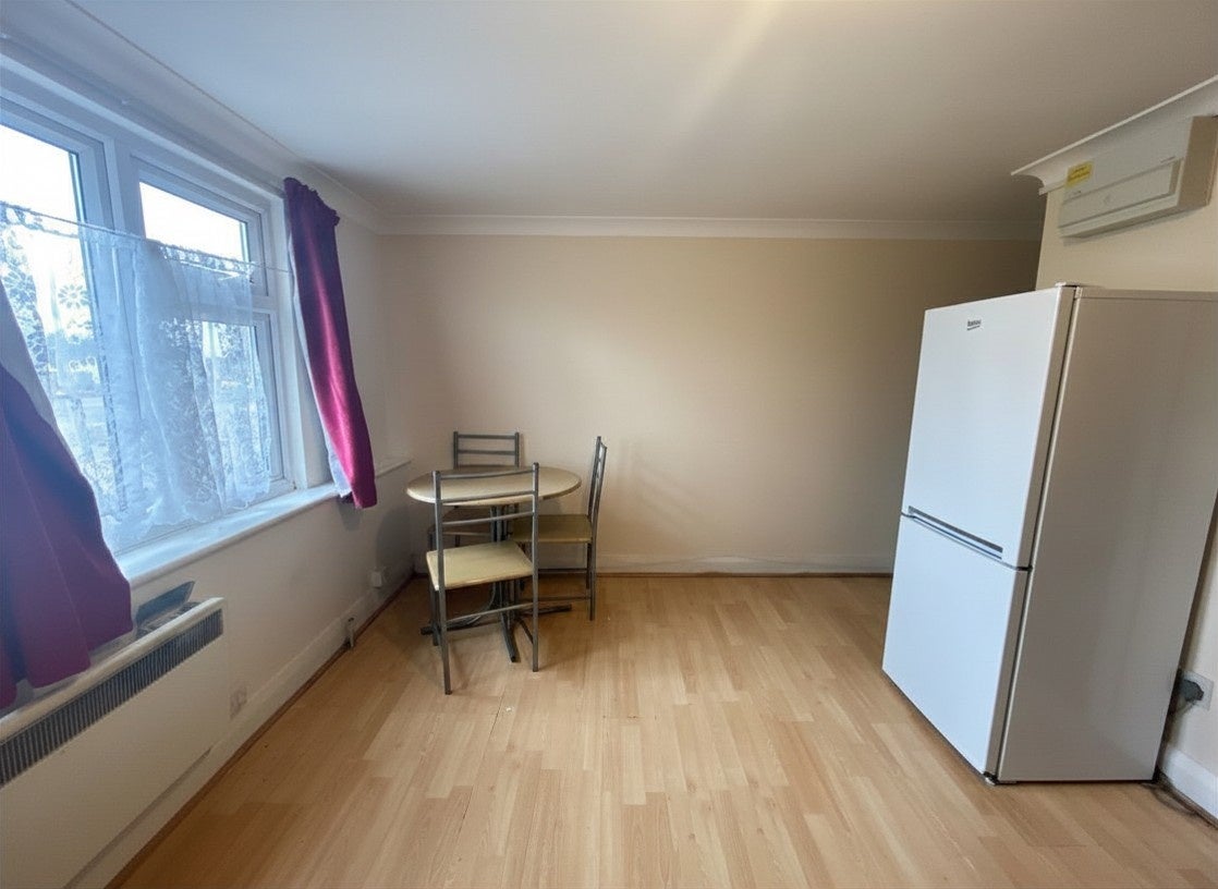 Flat Hanworth Road in Greater London