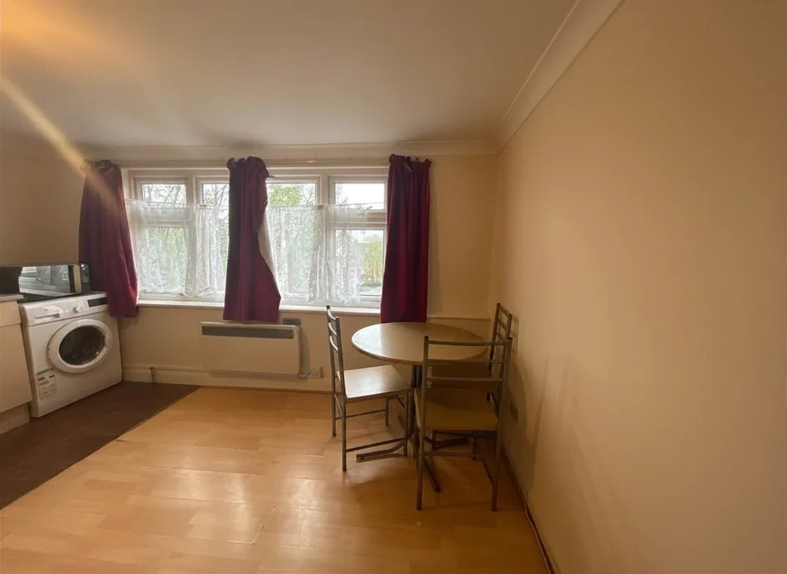 Flat Hanworth Road in Greater London