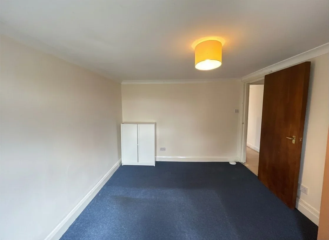 Flat Hanworth Road in Greater London