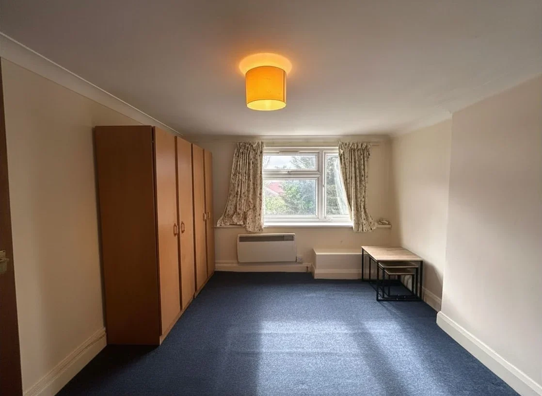 Flat Hanworth Road in Greater London