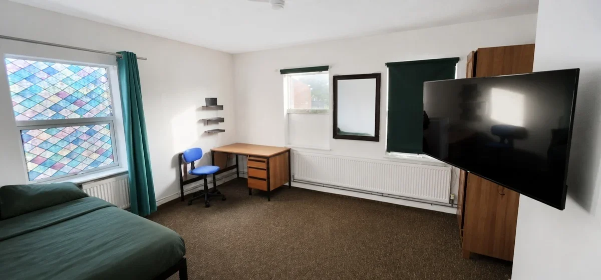 Room Marsh Road in Luton