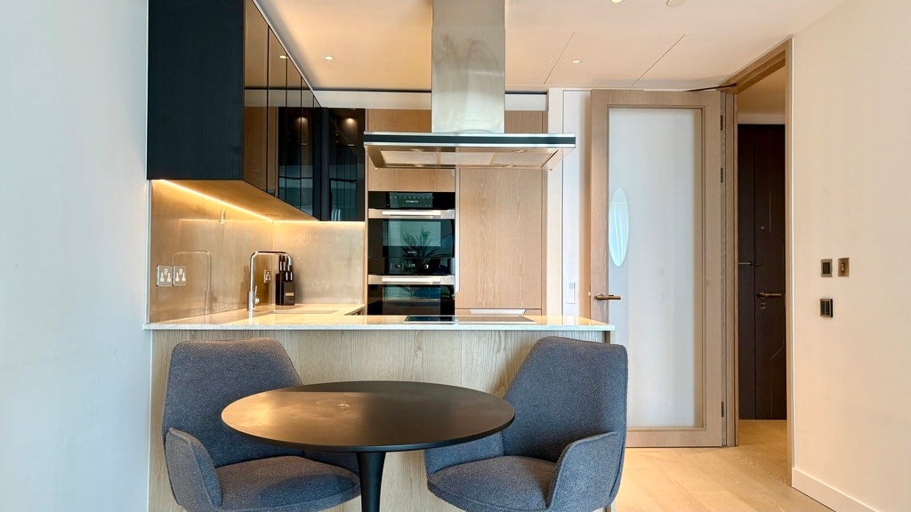 Flat Nine Elms Lane in Greater London