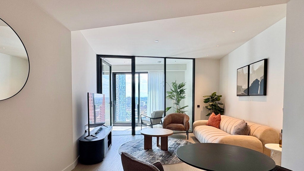 Flat Nine Elms Lane in Greater London