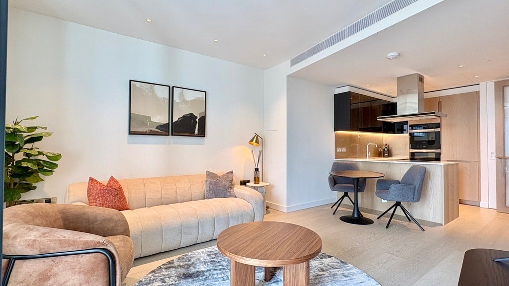 Flat Nine Elms Lane in Greater London