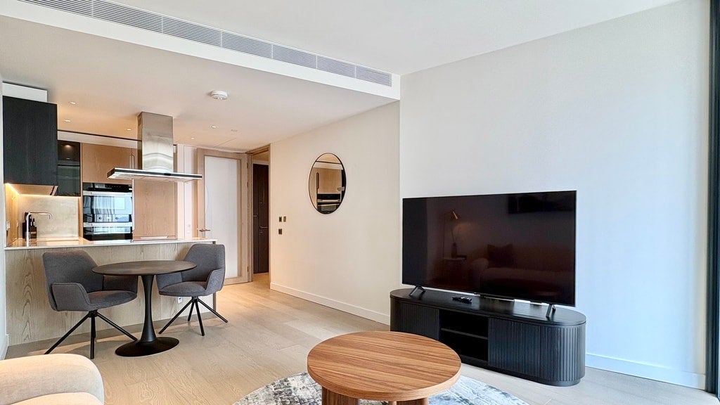 Flat Nine Elms Lane in Greater London