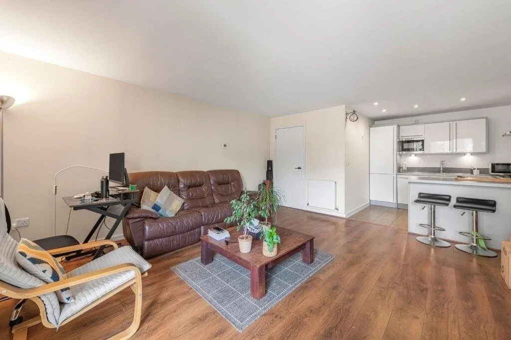 Flat Eden Grove in Greater London