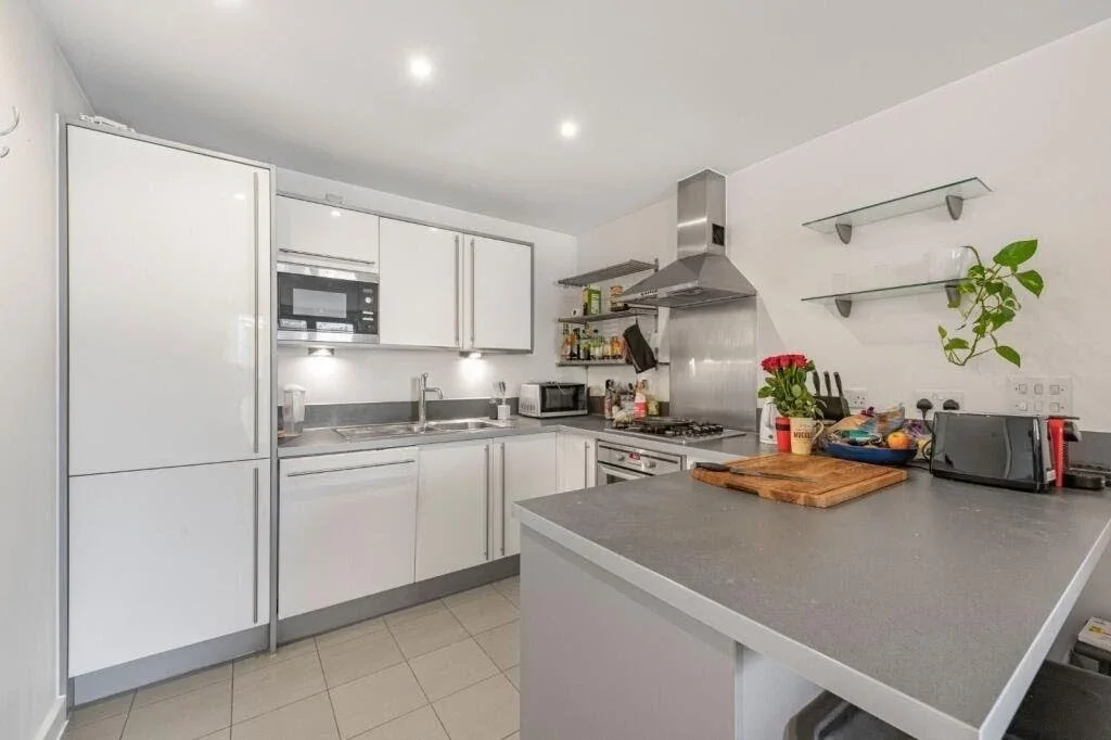 Flat Eden Grove in Greater London