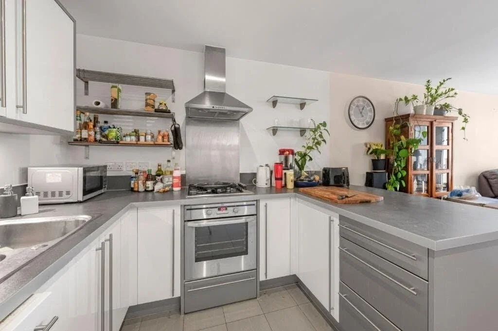Flat Eden Grove in Greater London