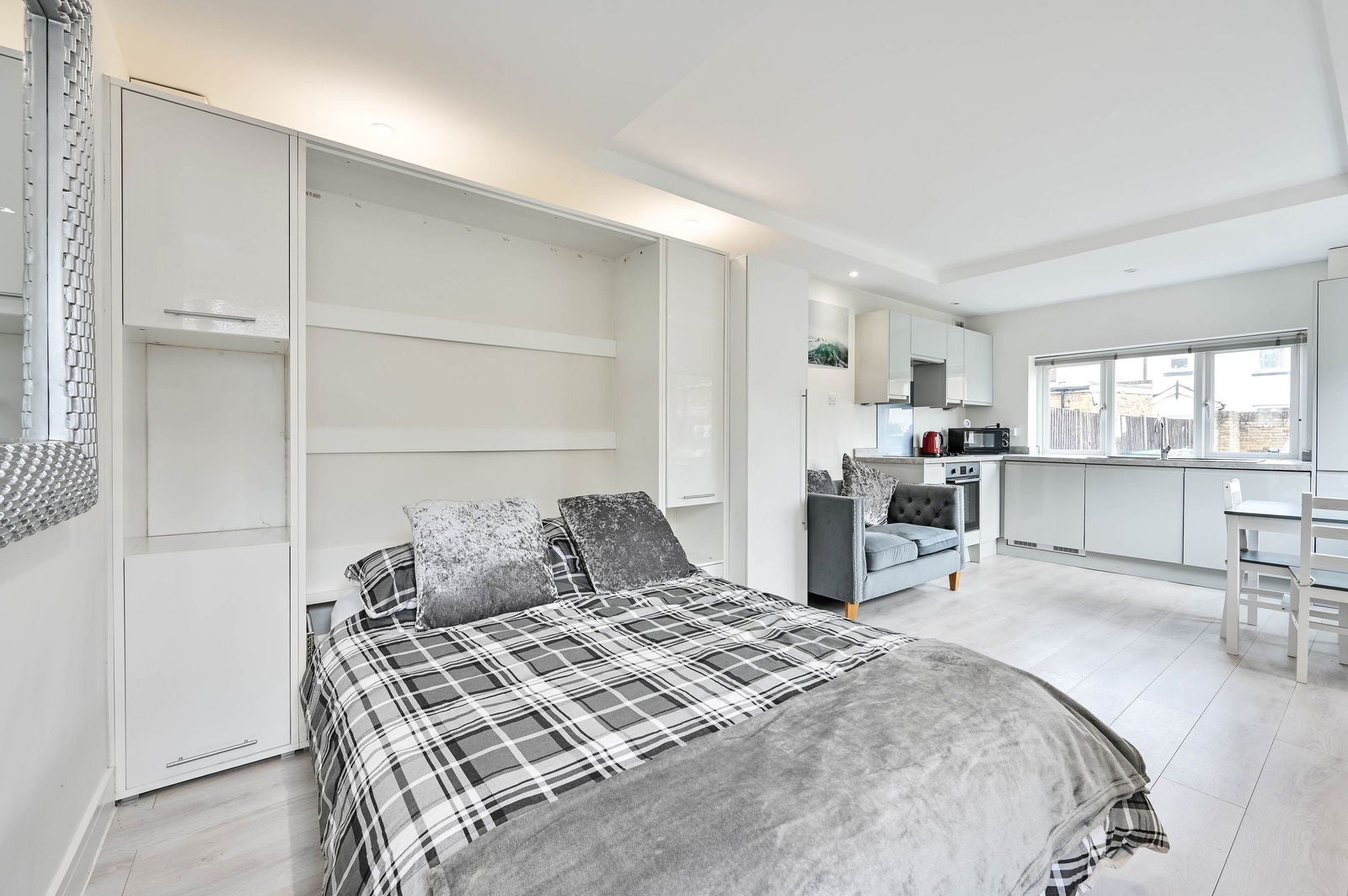 Flat Eton Court in Borough of Spelthorne