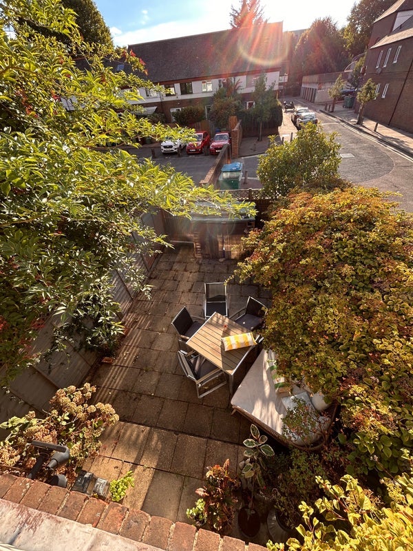 Room John Roll Way in Greater London