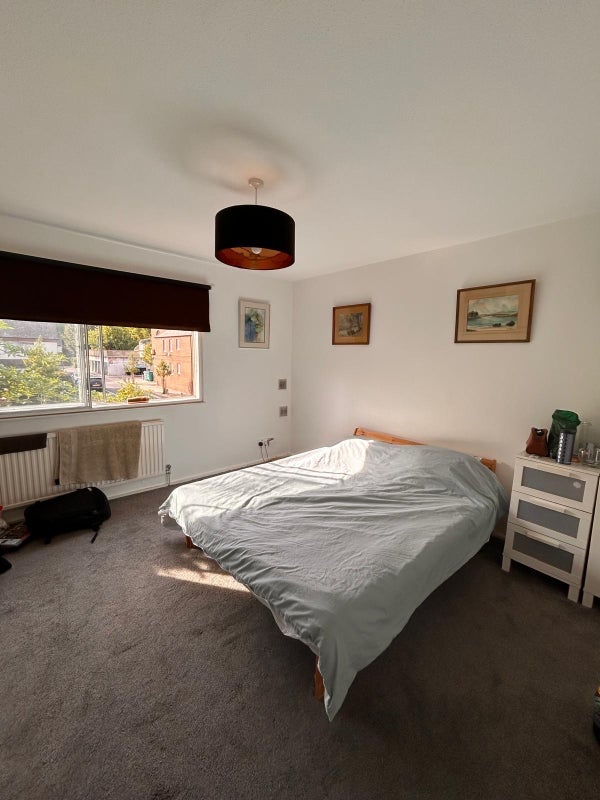Room John Roll Way in Greater London