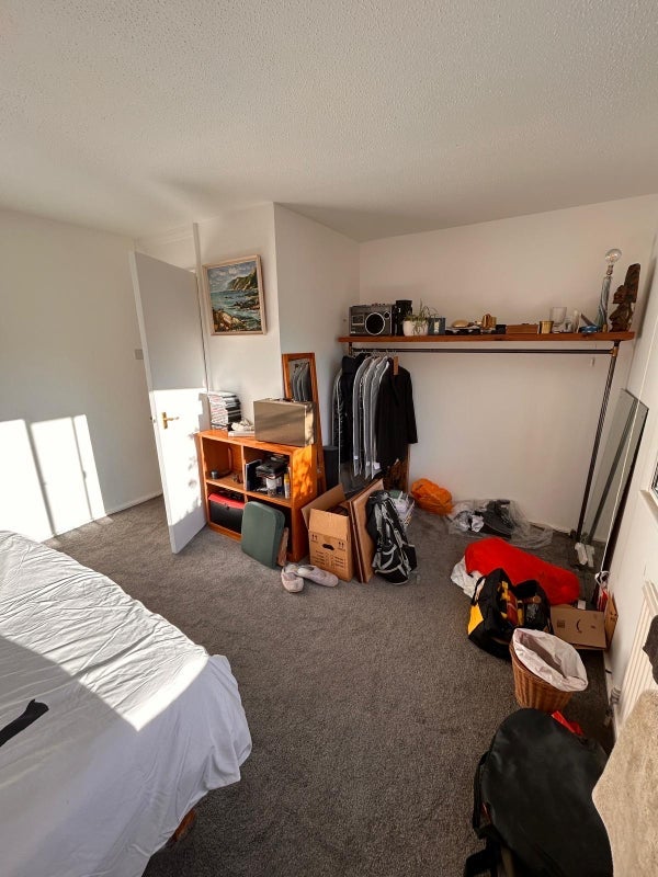 Room John Roll Way in Greater London