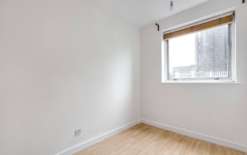 Flat Parkgate Road in Greater London