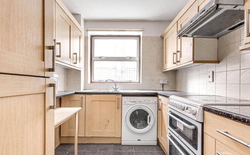 Flat Parkgate Road in Greater London