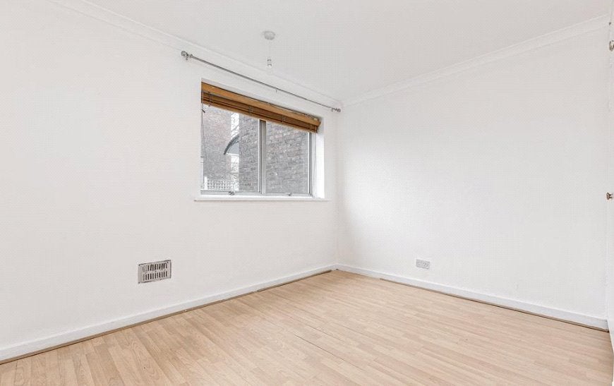 Flat Parkgate Road in Greater London