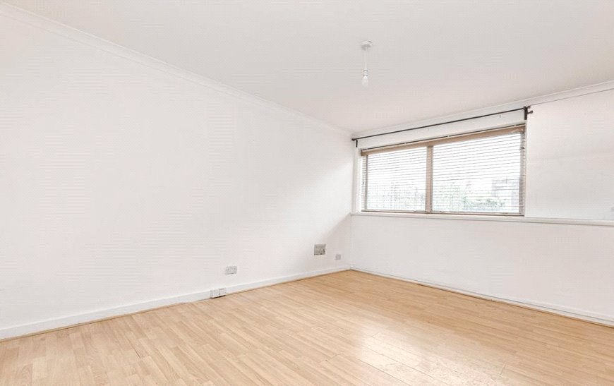 Flat Parkgate Road in Greater London