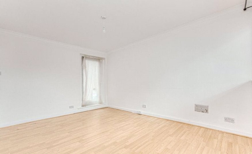 Flat Parkgate Road in Greater London