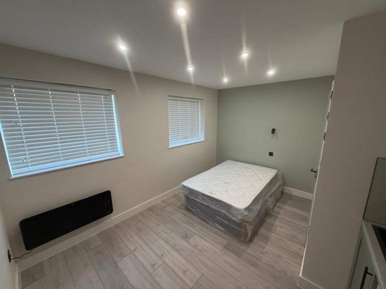 Flat Thorncroft in Greater London