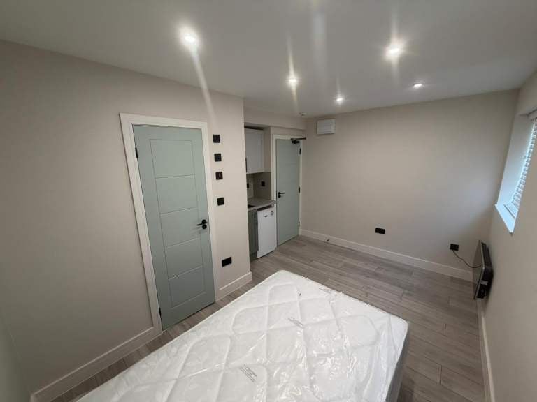 Flat Thorncroft in Greater London