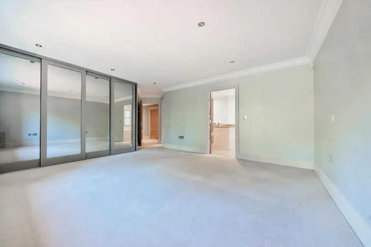 Flat Brockenhurst Road in South Ascot