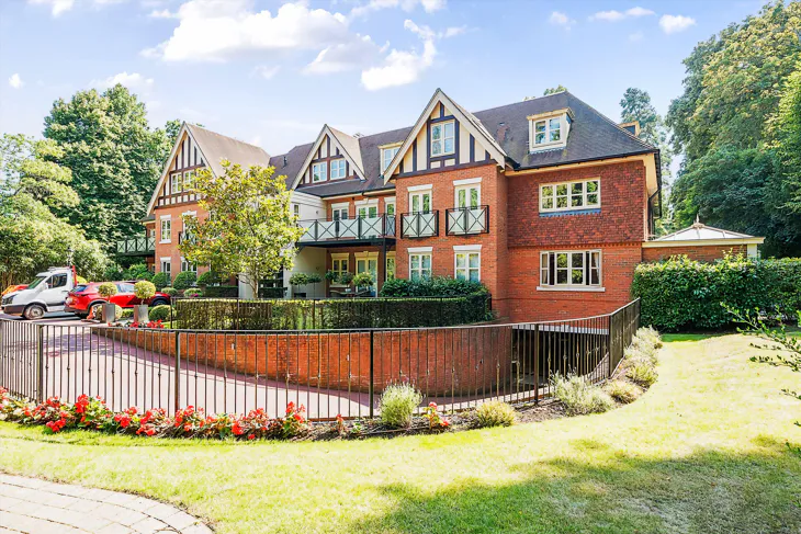 Flat Brockenhurst Road in South Ascot