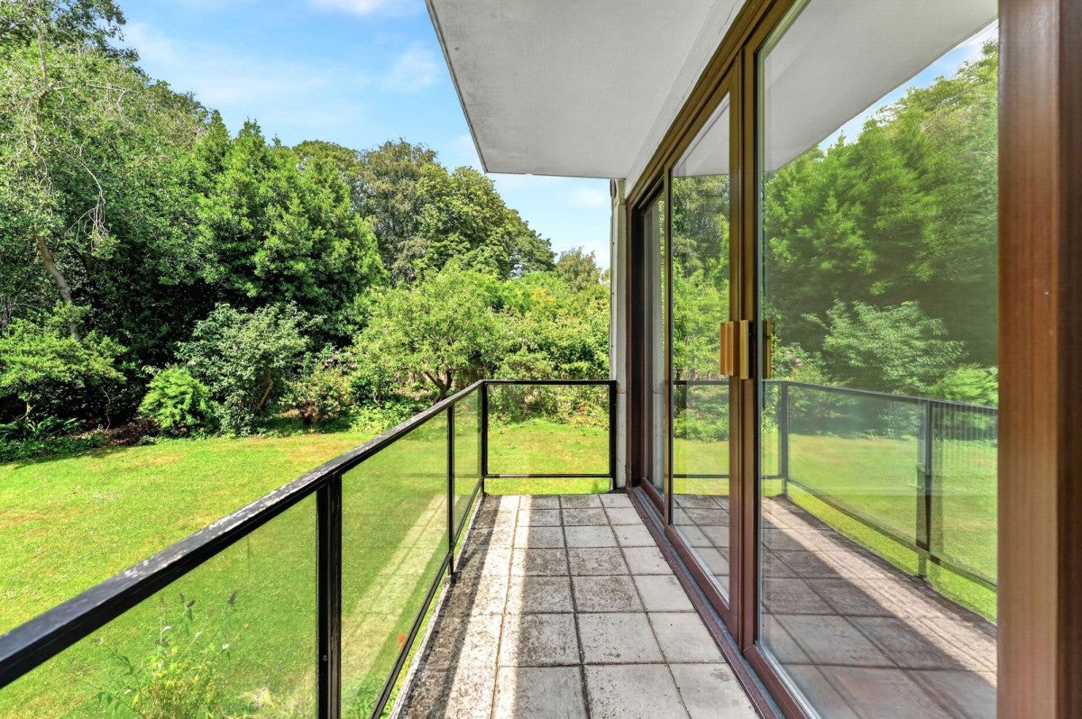 Flat Southwood Lawn Road in Greater London