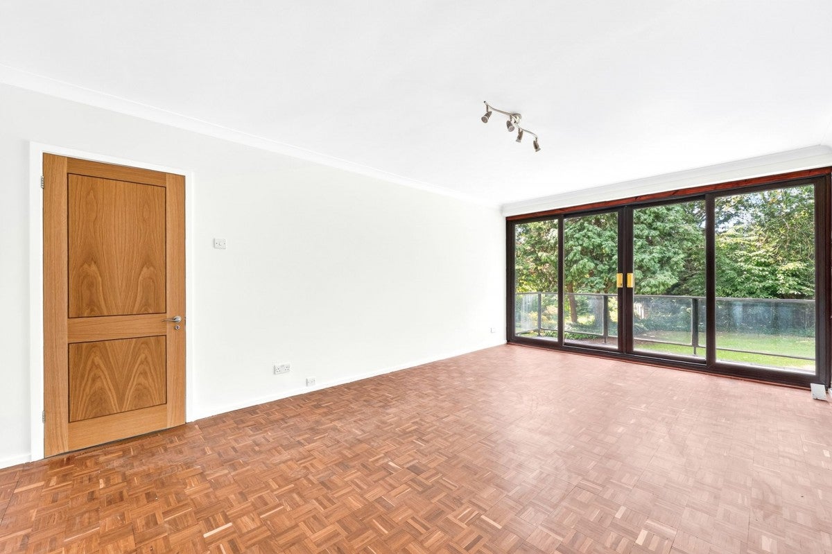 Flat Southwood Lawn Road in Greater London