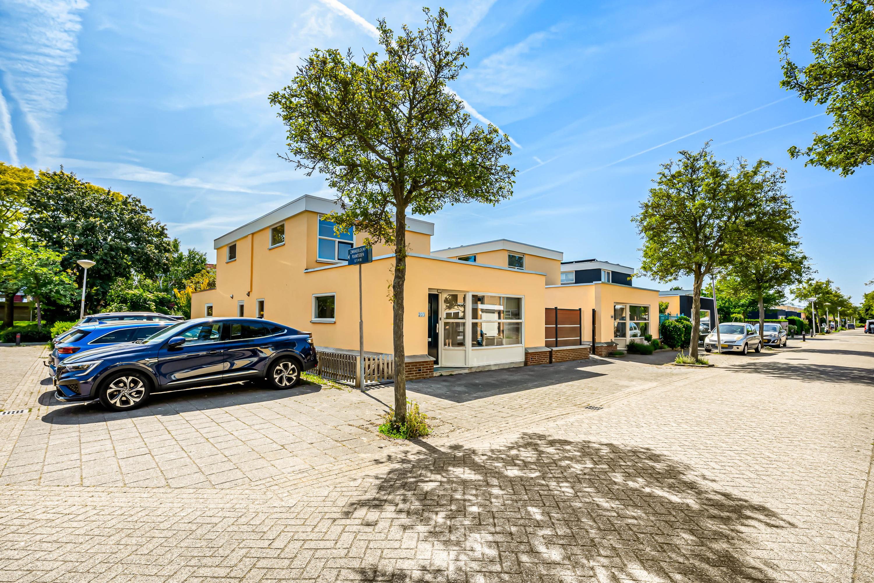 Zwanebloembocht 203 in Velserbroek