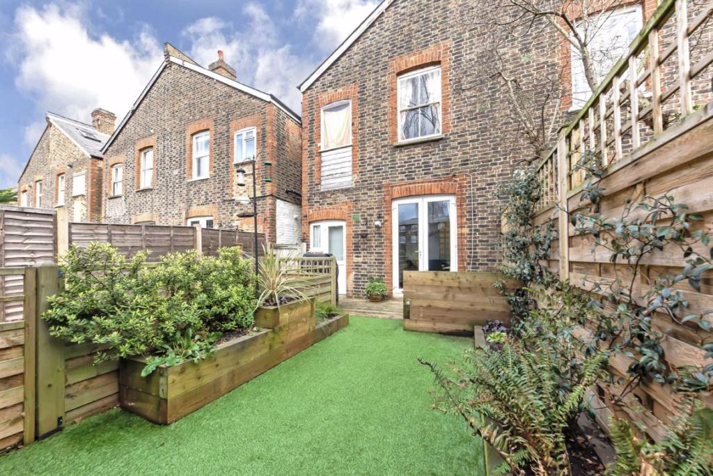 Flat Dudley Road in Greater London