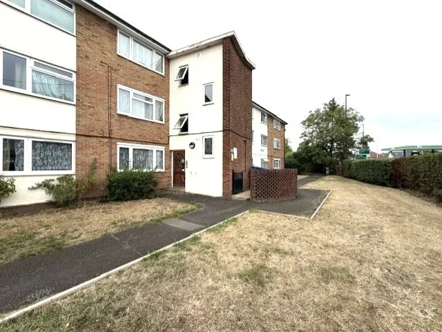 Flat Brackendale Close in Greater London