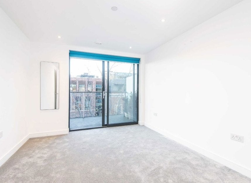 Flat Pomell Way in Greater London