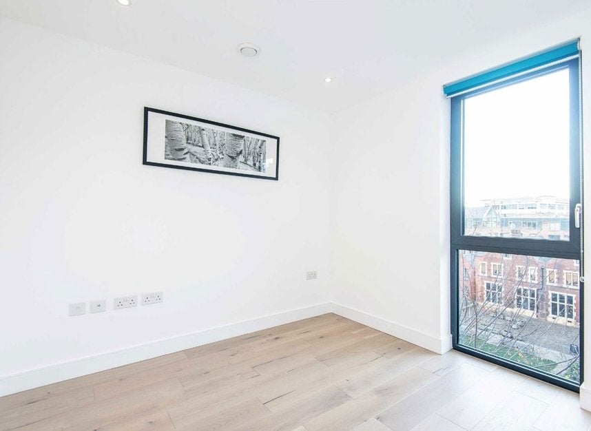 Flat Pomell Way in Greater London