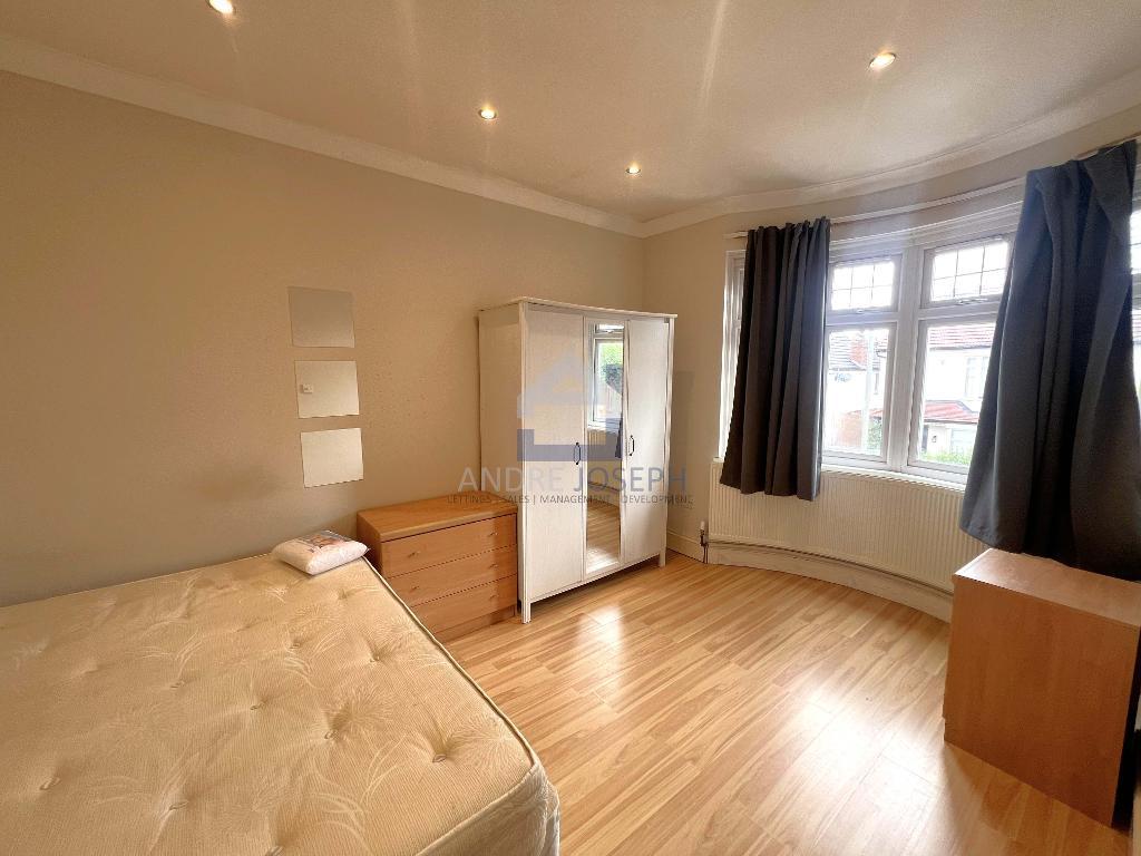 Flat Tooting Bec Road in Greater London