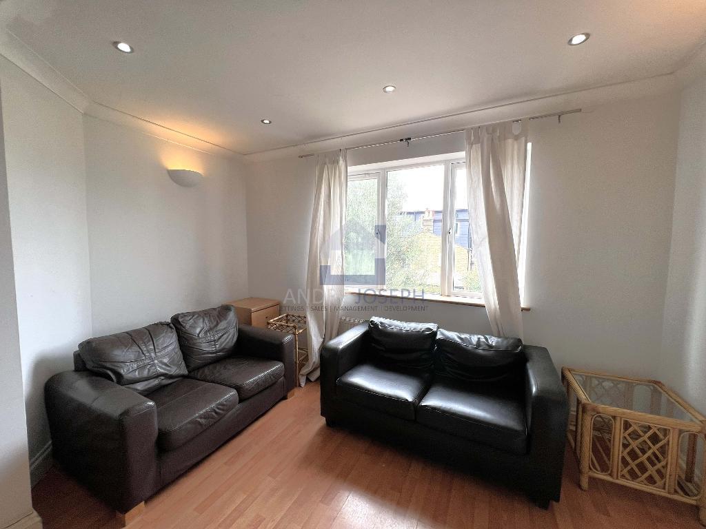 Flat Tooting Bec Road in Greater London