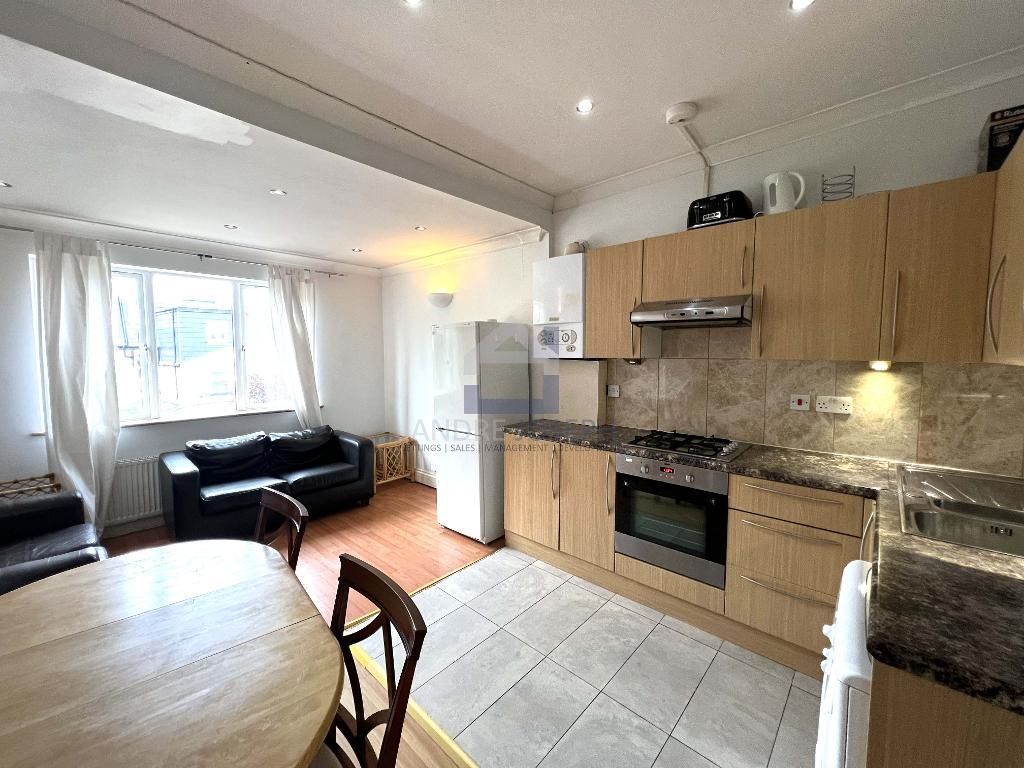 Flat Tooting Bec Road in Greater London