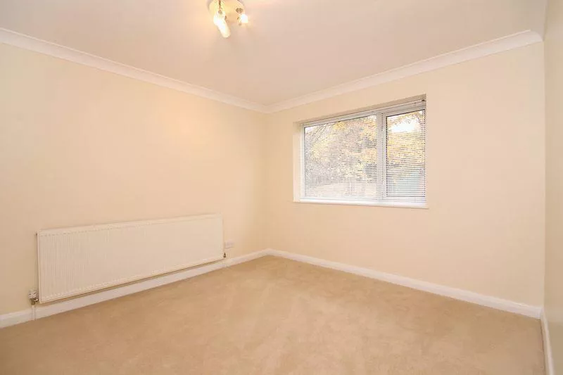Flat Elmhurst Drive in Mole Valley