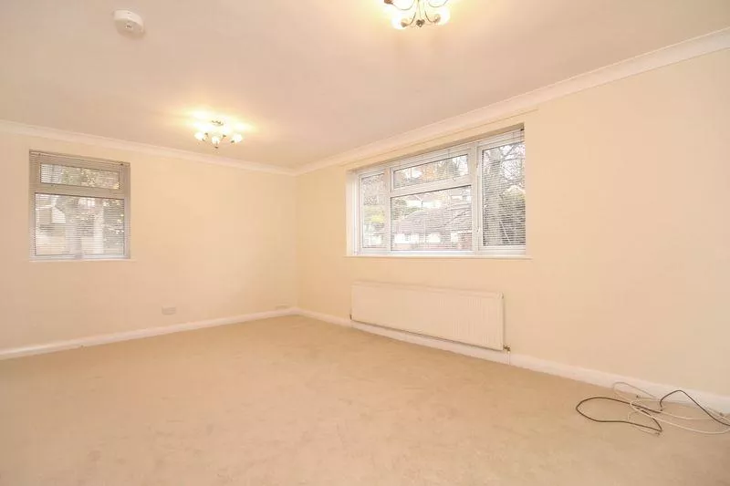 Flat Elmhurst Drive in Mole Valley