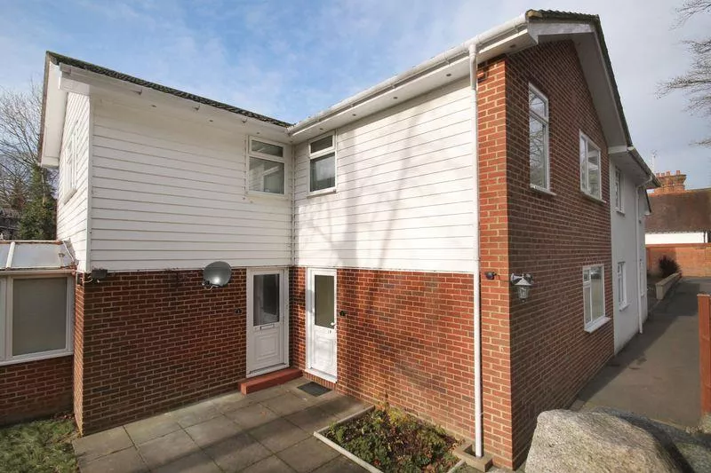 Flat Elmhurst Drive in Mole Valley