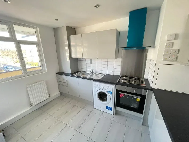 Room Grove Hill Road in Greater London