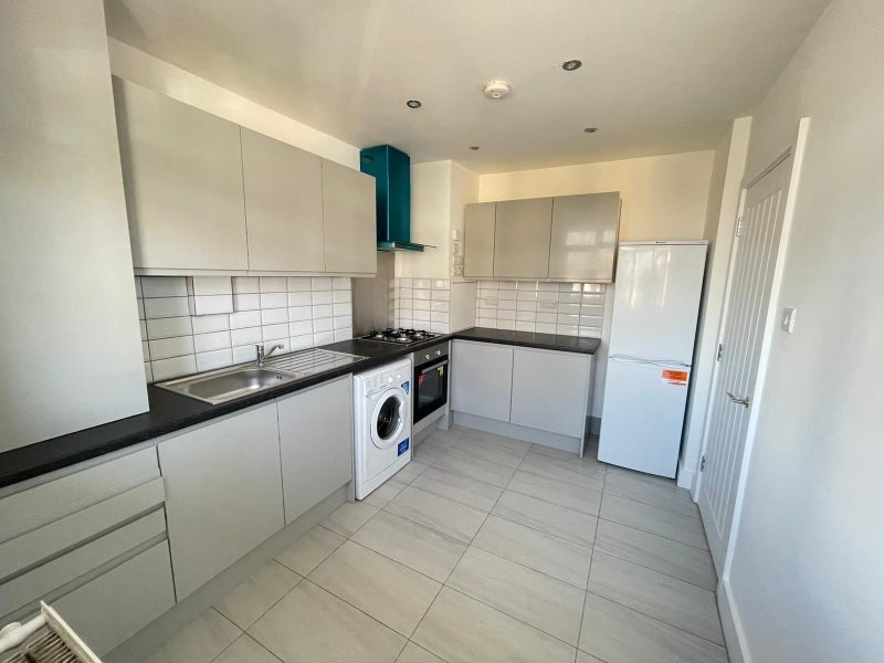 Room Grove Hill Road in Greater London