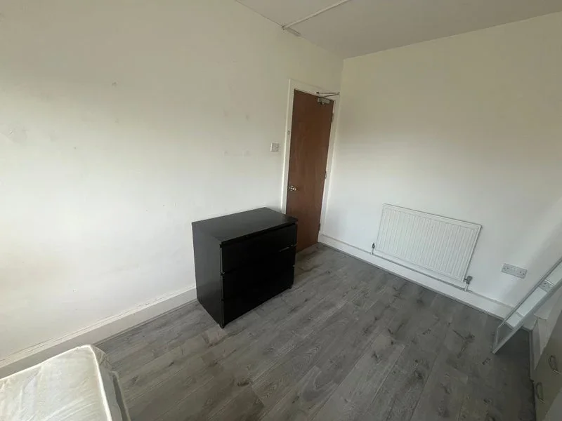 Room Grove Hill Road in Greater London