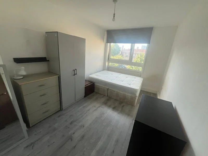 Room Grove Hill Road in Greater London