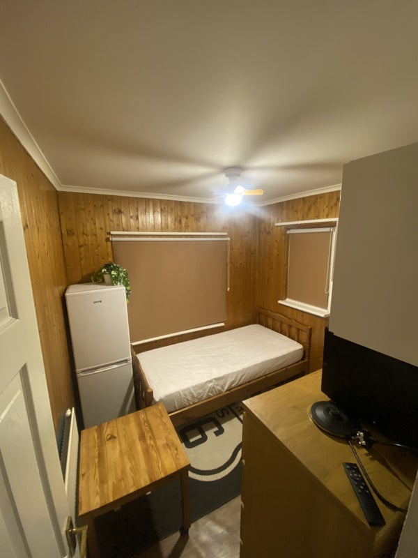 Room Northern Road in Slough