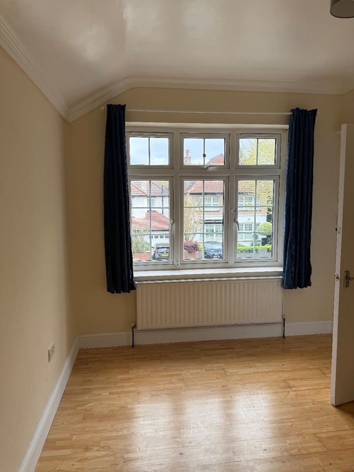 Flat Norbury Avenue in Greater London