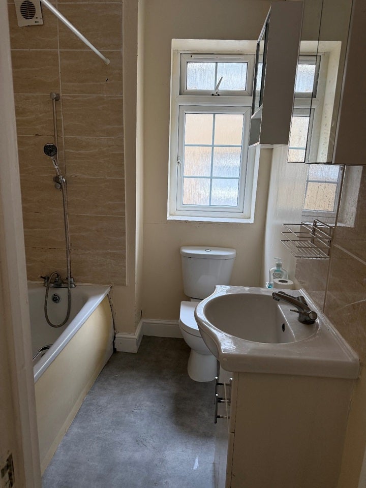 Flat Norbury Avenue in Greater London